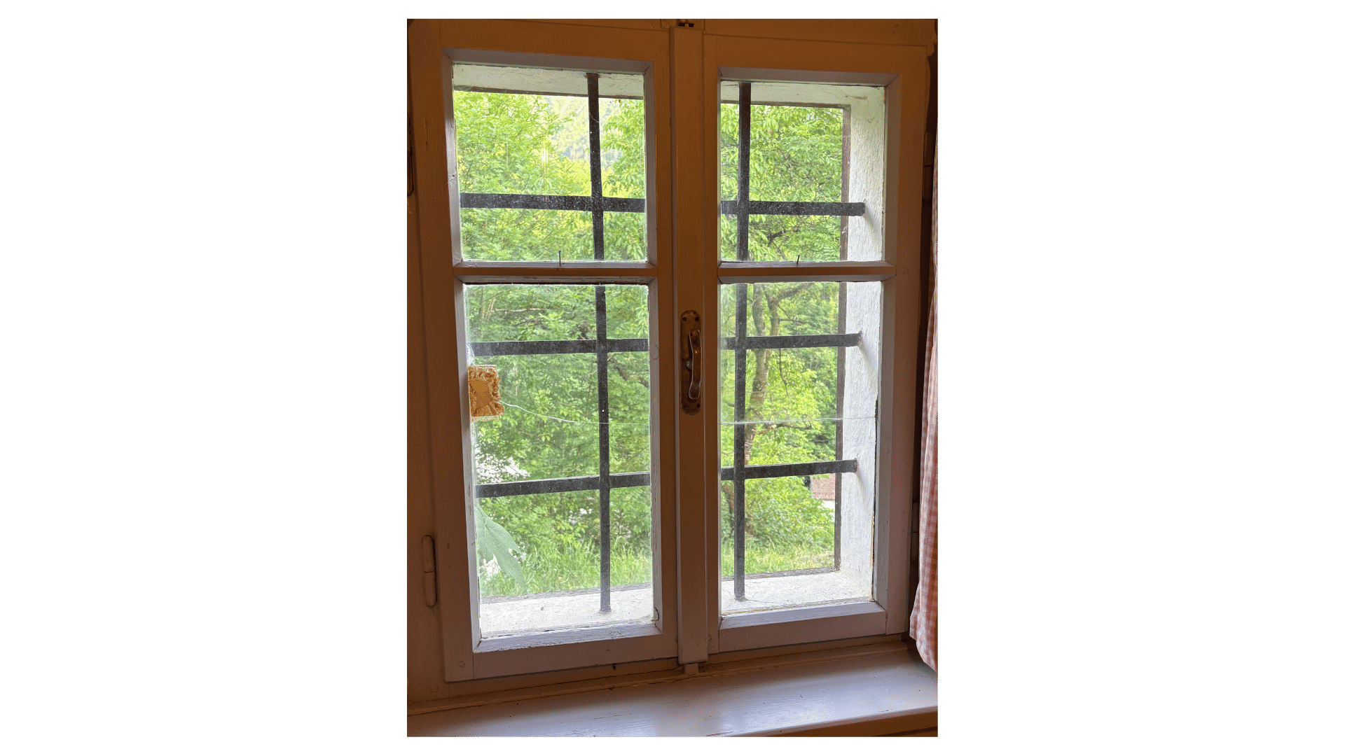 Die alten Holzfenster werden restauriert und dürfen dann weiterhin lang ihrer Aufgabe dienen.
