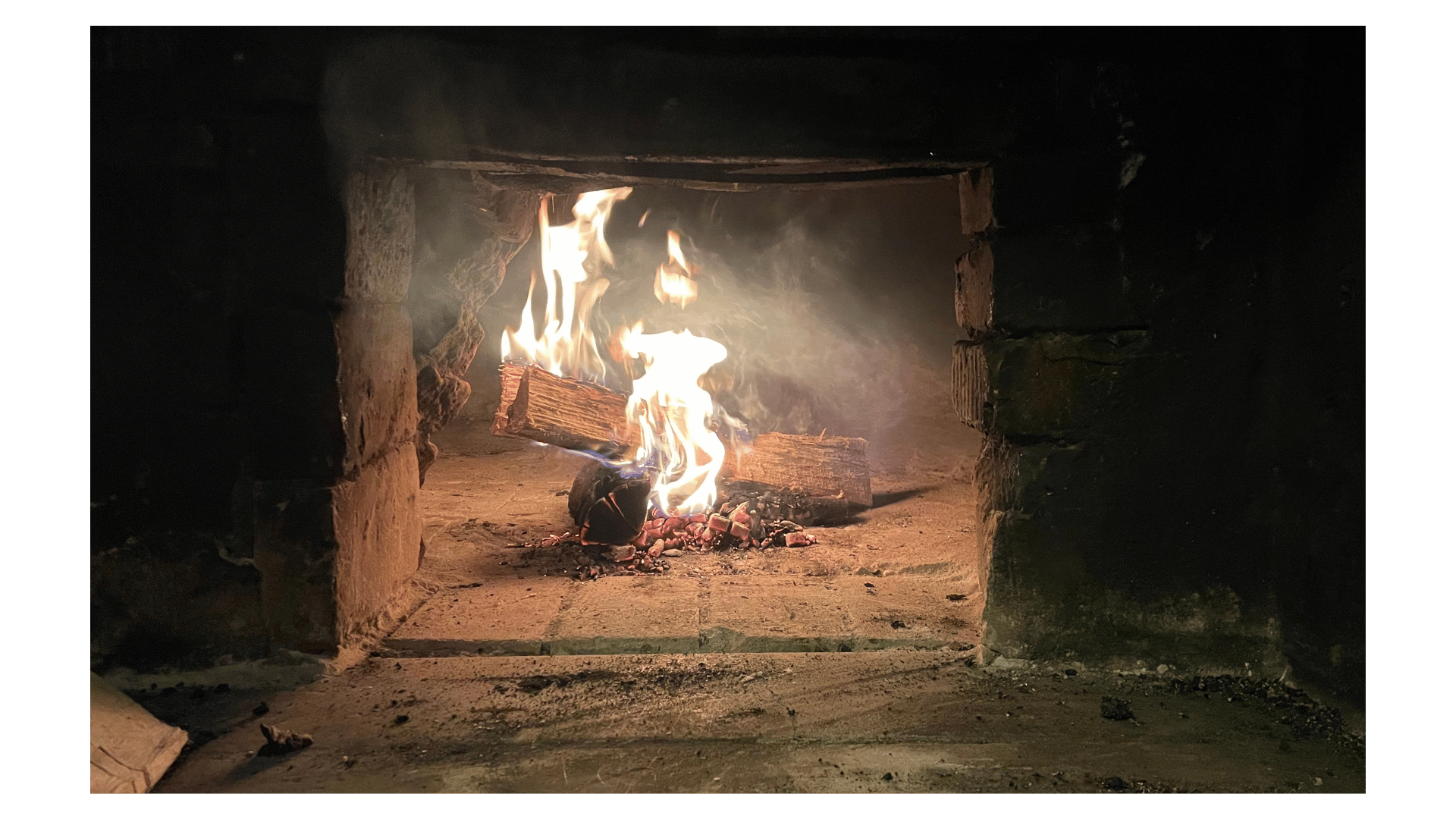 Feuer im Kamin - unsere Wärmequelle bei Kälte